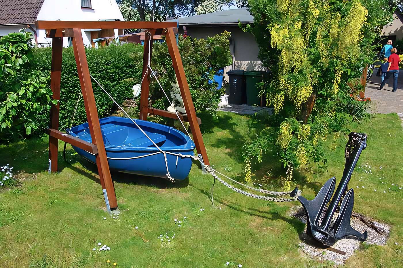 Für Kinder ein Schaukelboot im Garten