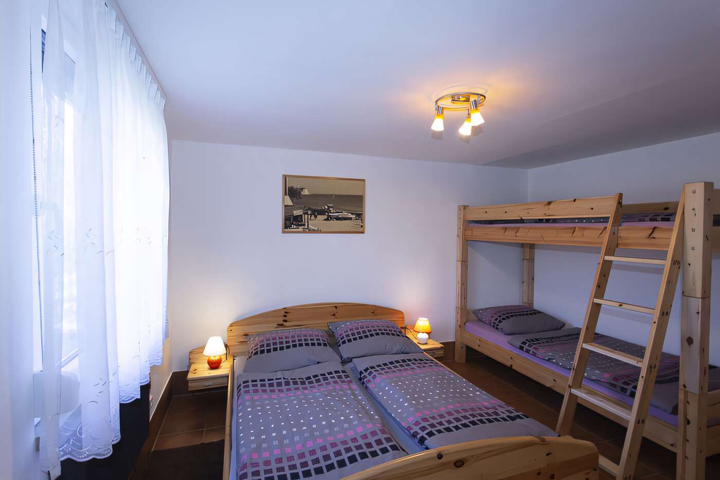 Das Schlafzimmer mit Doppelbett und Etagenbett