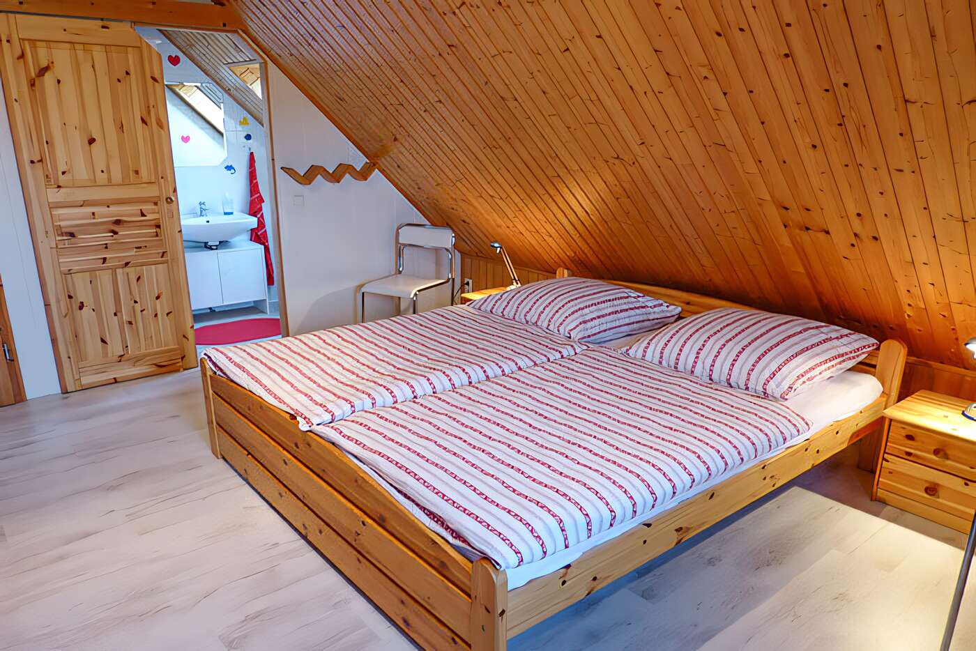 Schlafzimmer 1 der Ferienwohnung mit Doppelbett