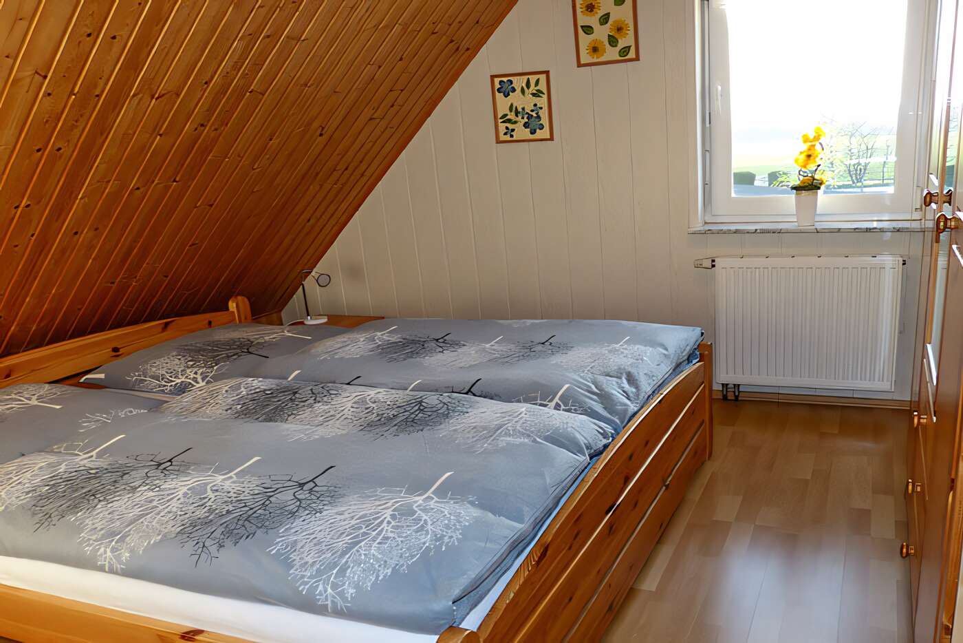 Das Schlafzimmer der Ferienwohnung mit Doppelbett