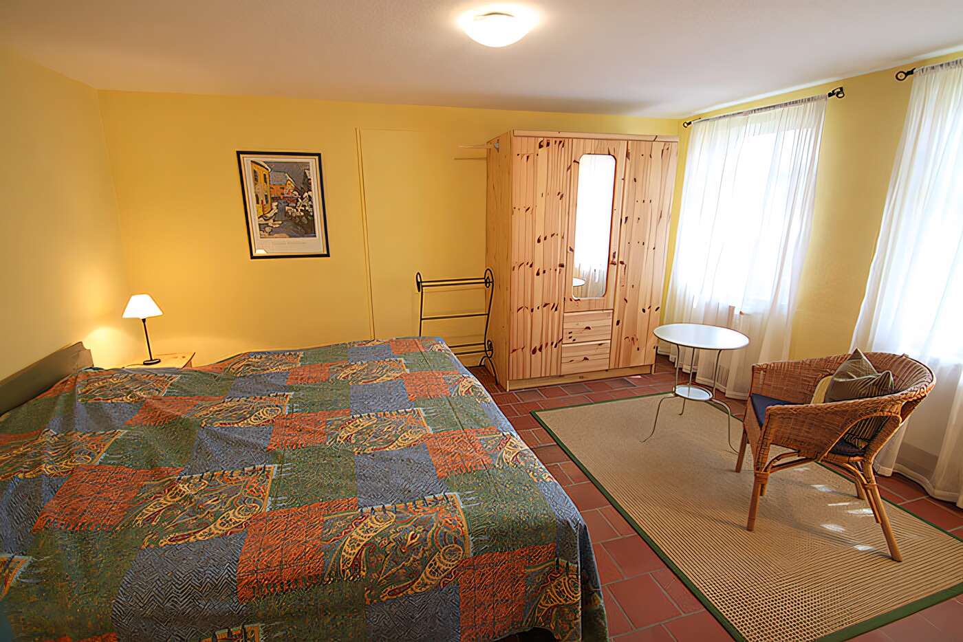 Das separate Schlafzimmer mit Doppelbett im Obergeschoss