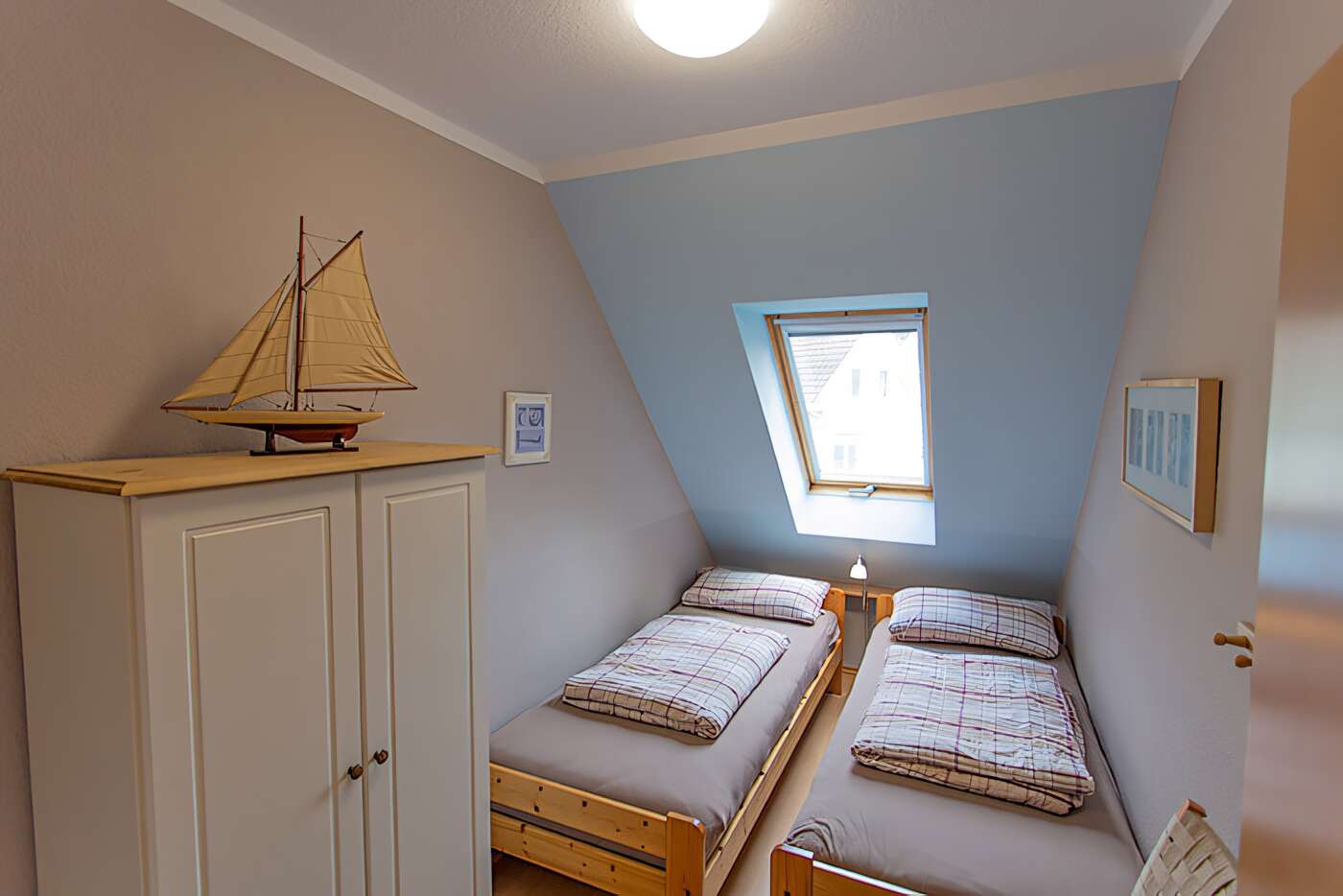 das separate Schlafzimmer 2 mit zwei Einzelbetten