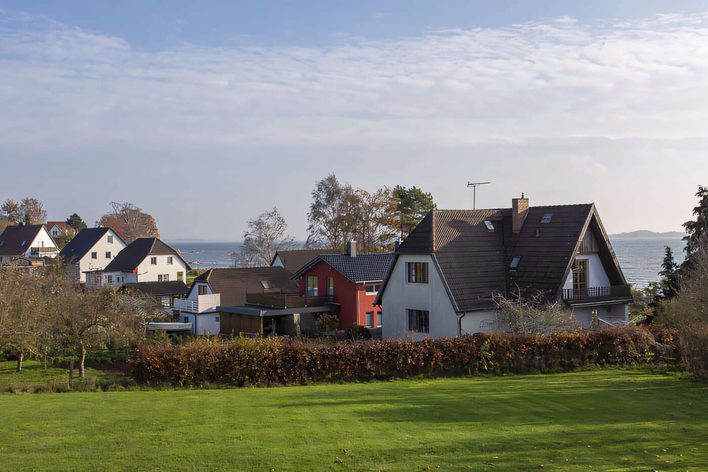  Blick über das Dorf und auf das Meer