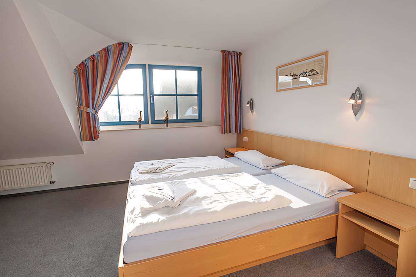 das separate Schlafzimmer 1 der Ferienwohnung mit Doppelbett