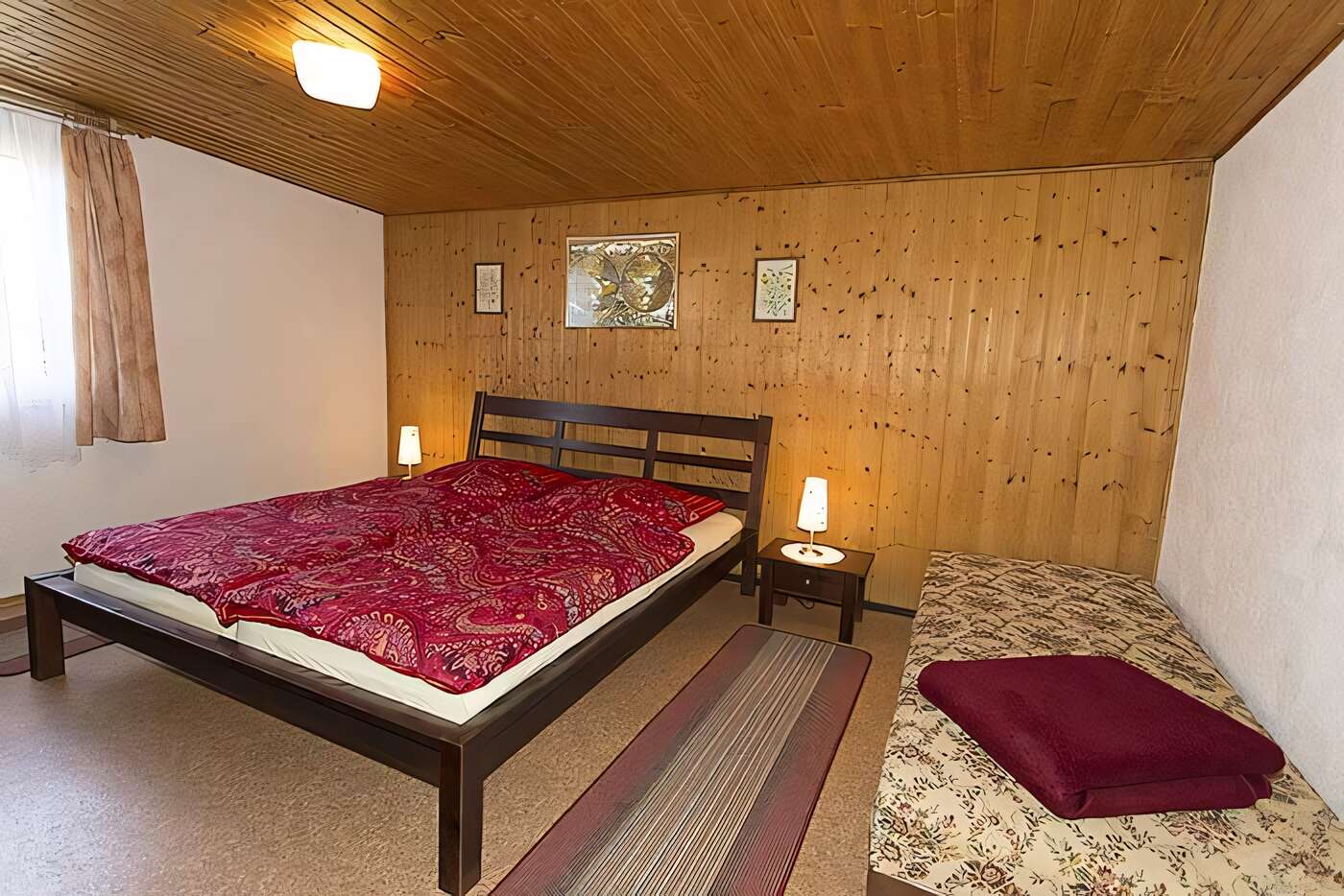 Das separate Schlafzimmer mit Doppelbett