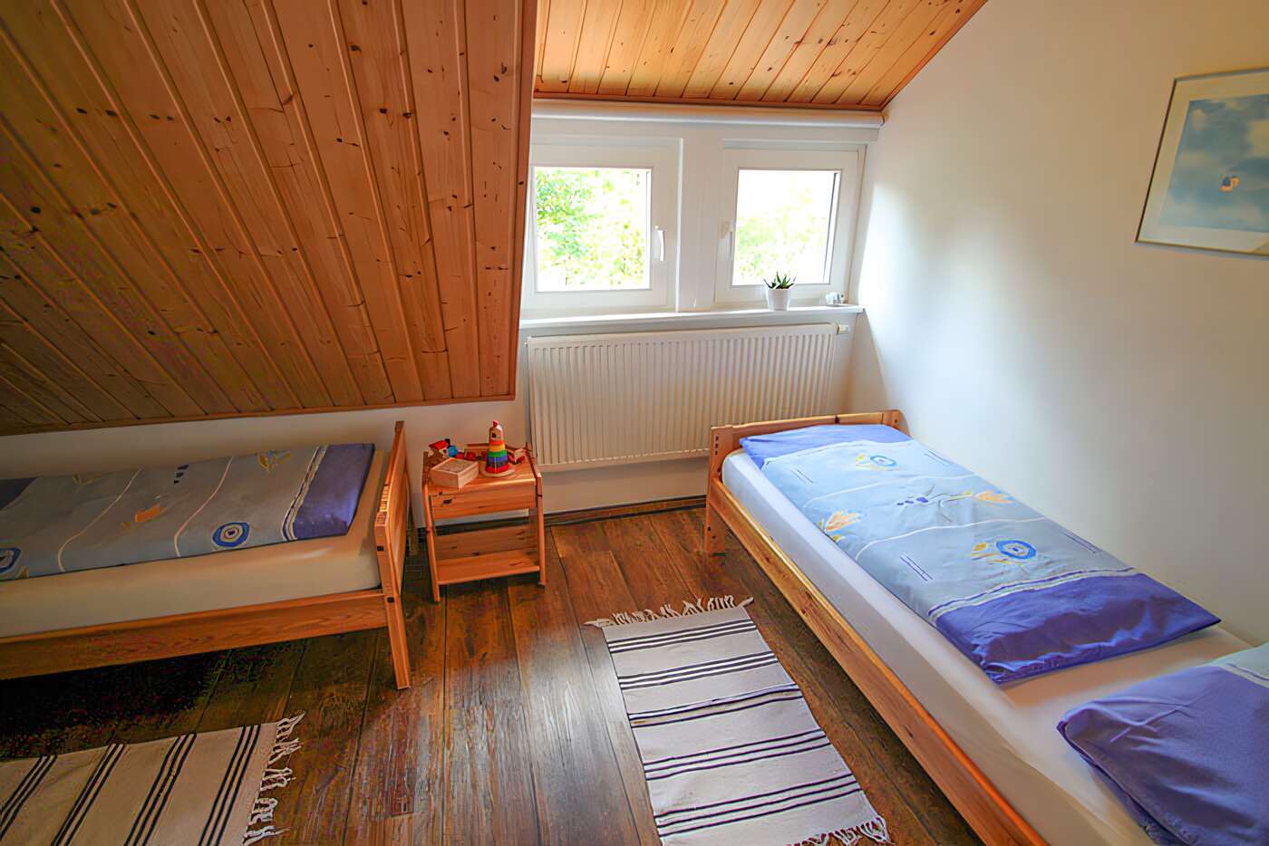 Ein Schlafzimmer mit zwei Einzelbetten