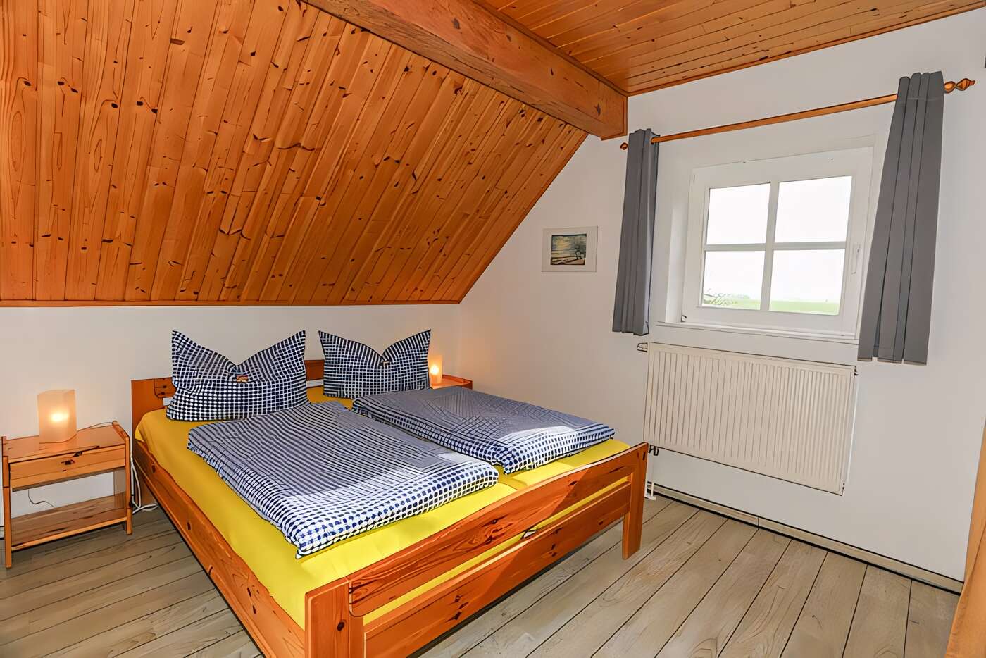 Ein Schlafzimmer mit einem Doppelbett